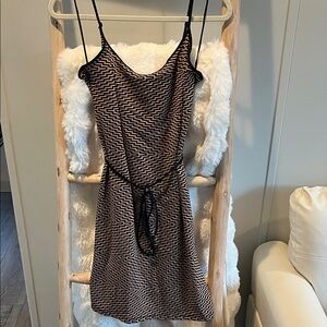 Sleeveless Zigzag Mini Dress with Tie Waist - Black & Beige